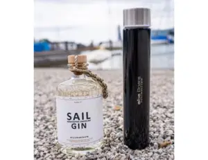 alba Boats Thermosflasche mit Sail Gin am Strand